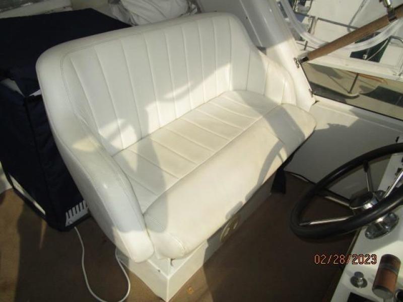 48' Navigator flybridge helmseat