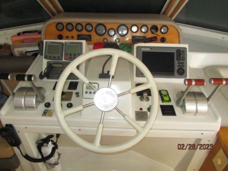 48' Navigator pilothouse helm2