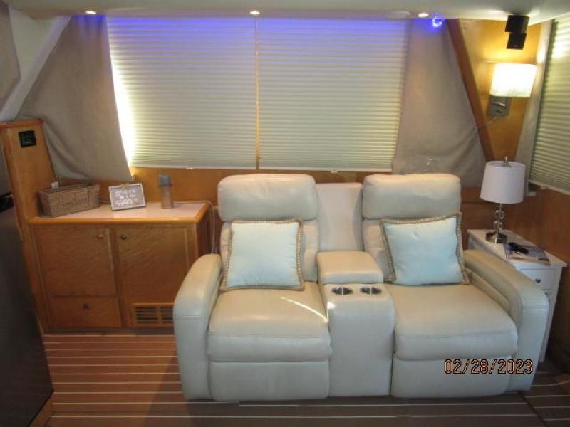 48' Navigator salon starboard