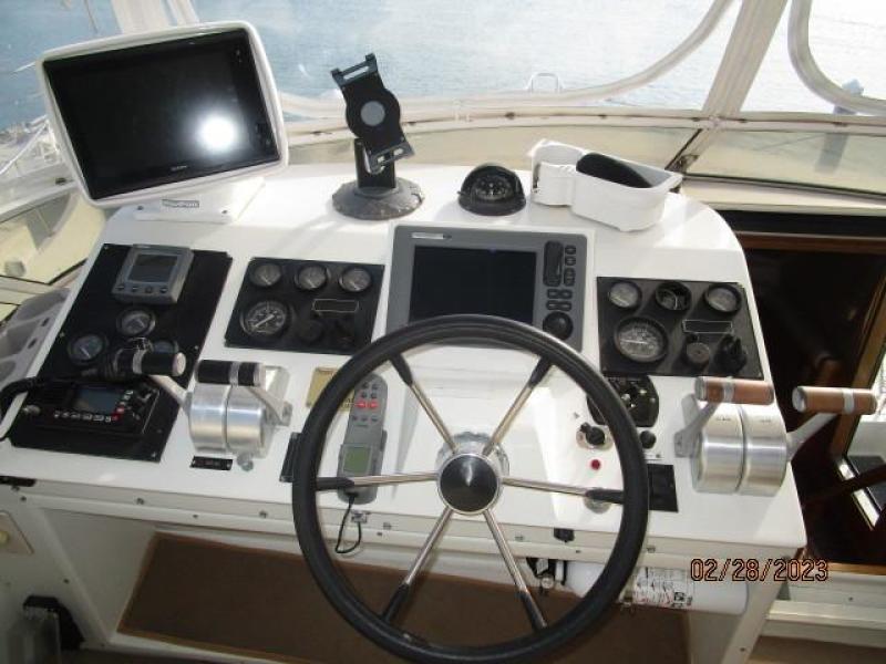 48' Navigator flybridge helm2