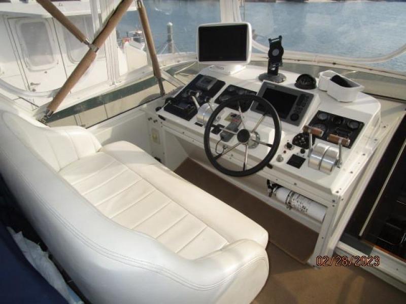 48' Navigator flybridge helm1