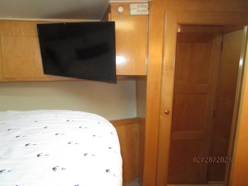 48' Navigator guest stateroom starboard