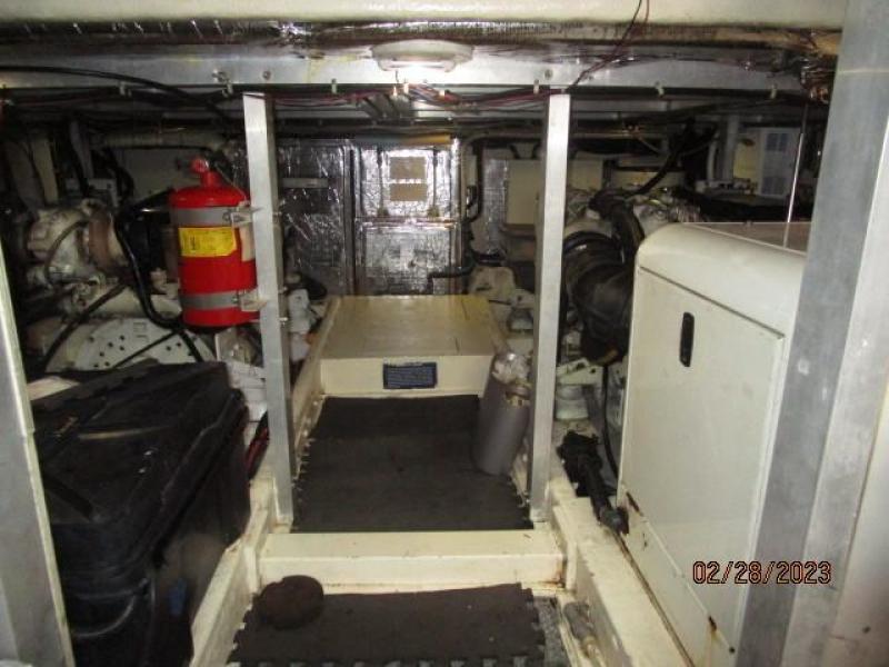 48' Navigator engine room forward