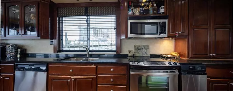 2008 Fantasy 82 Coastal Yacht