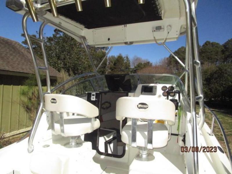 25' Triton cockpit forward