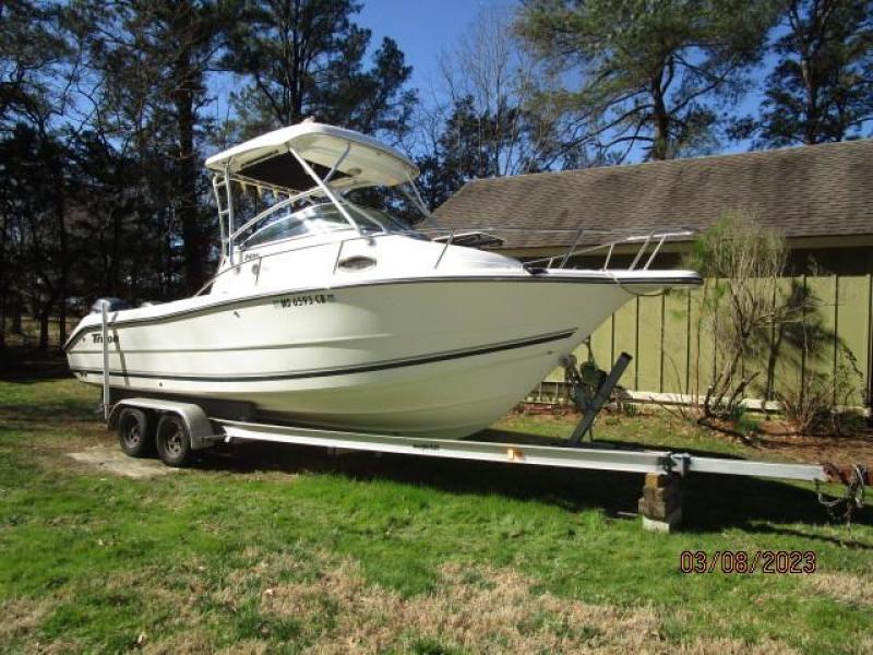 25' Triton starboard forward profile