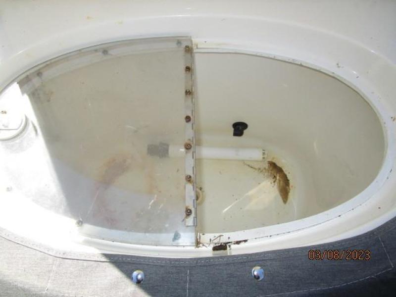 25' Triton cockpit baitwell