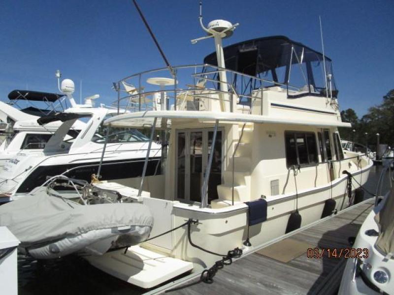 40' Mainship starboard aft profile