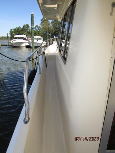 40' Mainship port side deck1