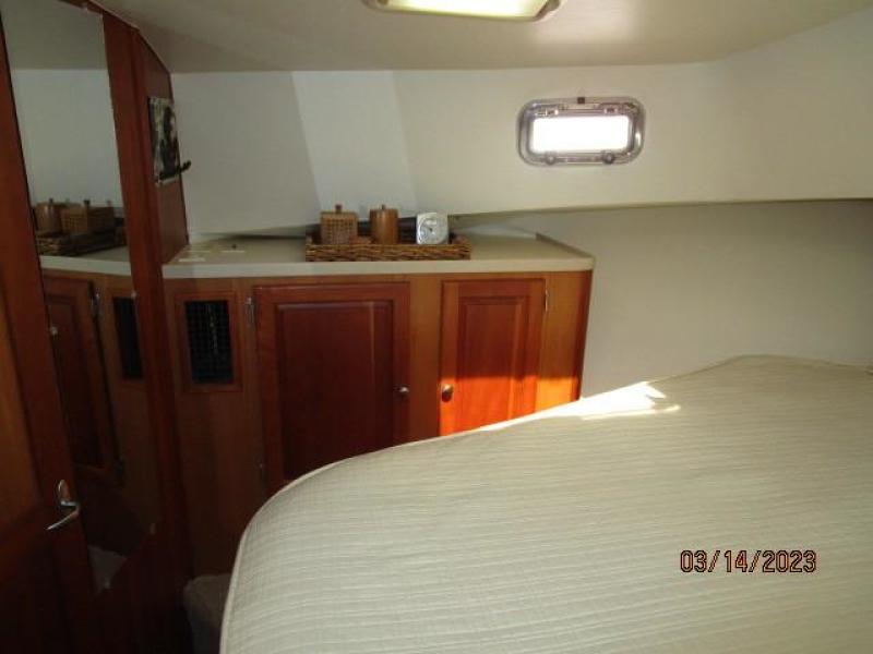 40' Mainship master stateroom port