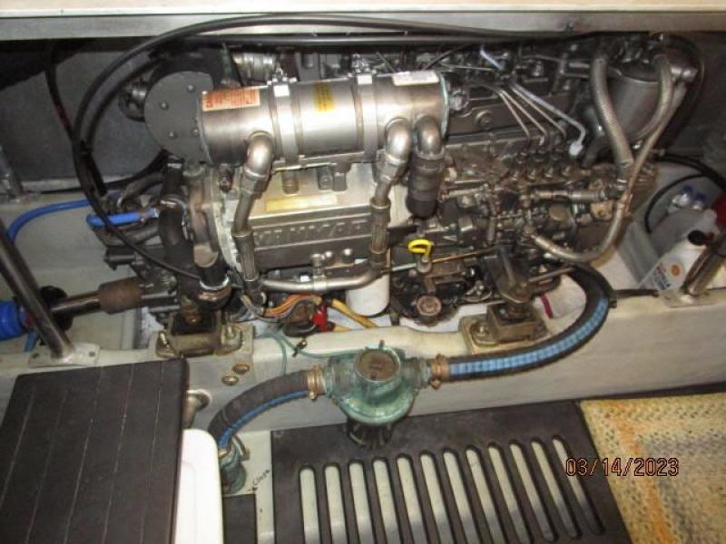 40' Mainship port main engine