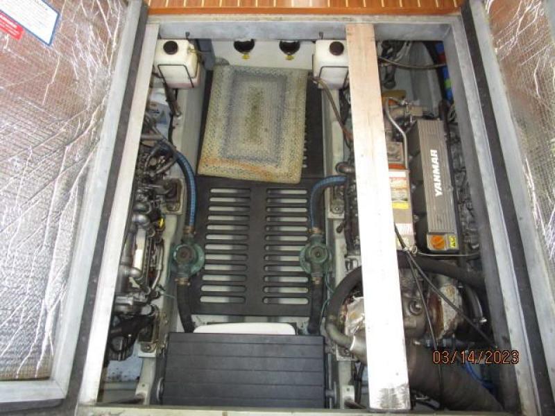40' Mainship engine room