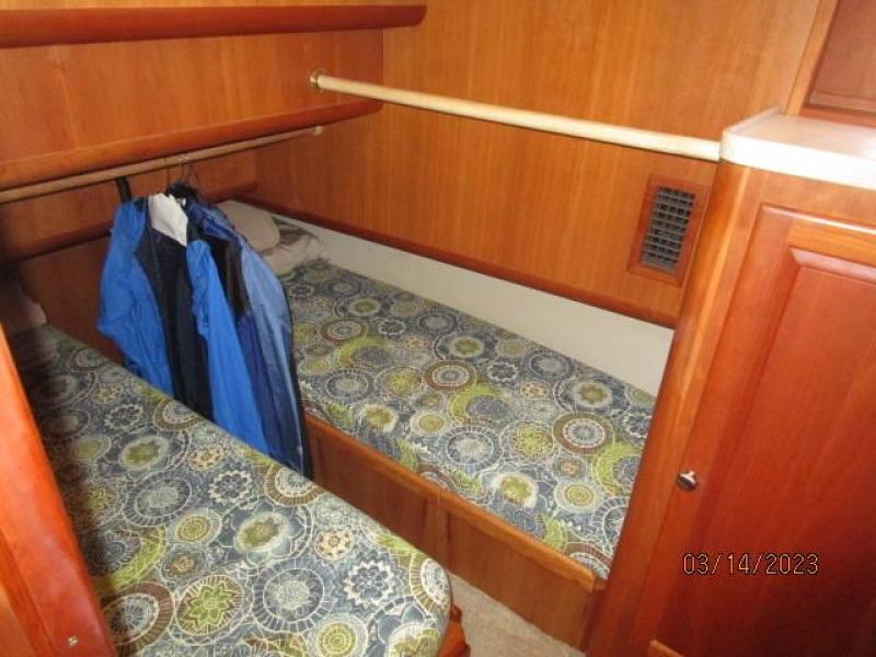 40' Mainship guest stateroom