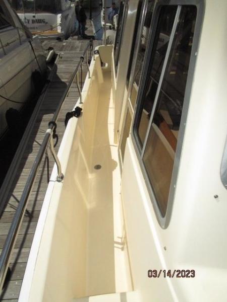 40' Mainship starboard side deck2