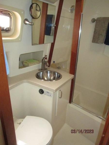 40' Mainship head