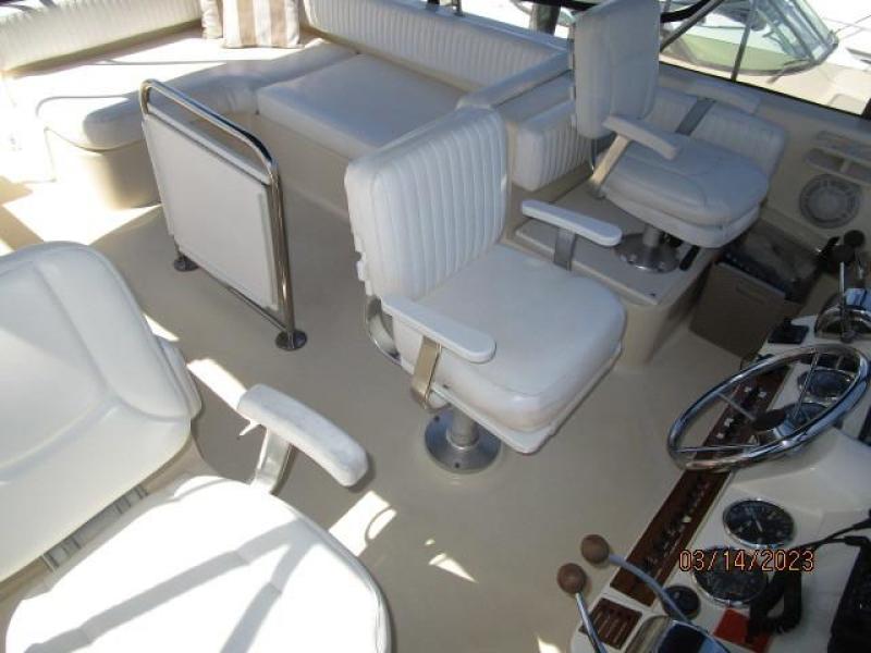 40' Mainship flybridge helmseats