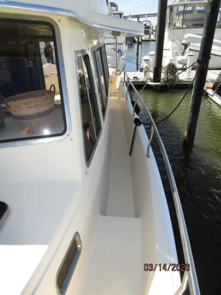 40' Mainship port side deck2