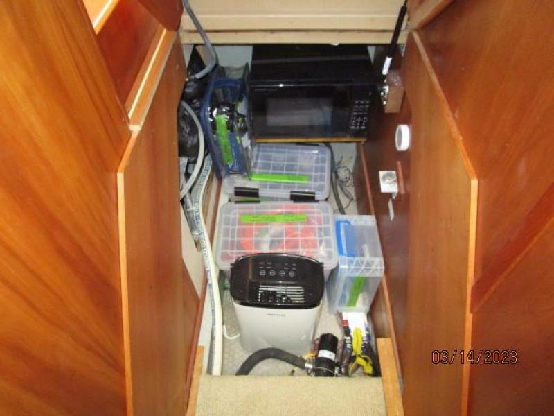 40' Mainship companionway storage