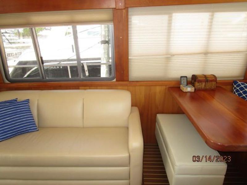 40' Mainship salon port