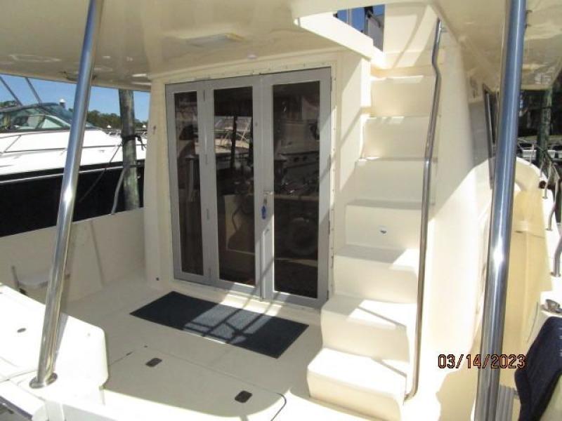 40' Mainship aftdeck forward