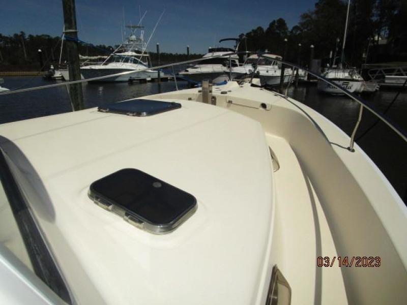 40' Mainship foredeck1