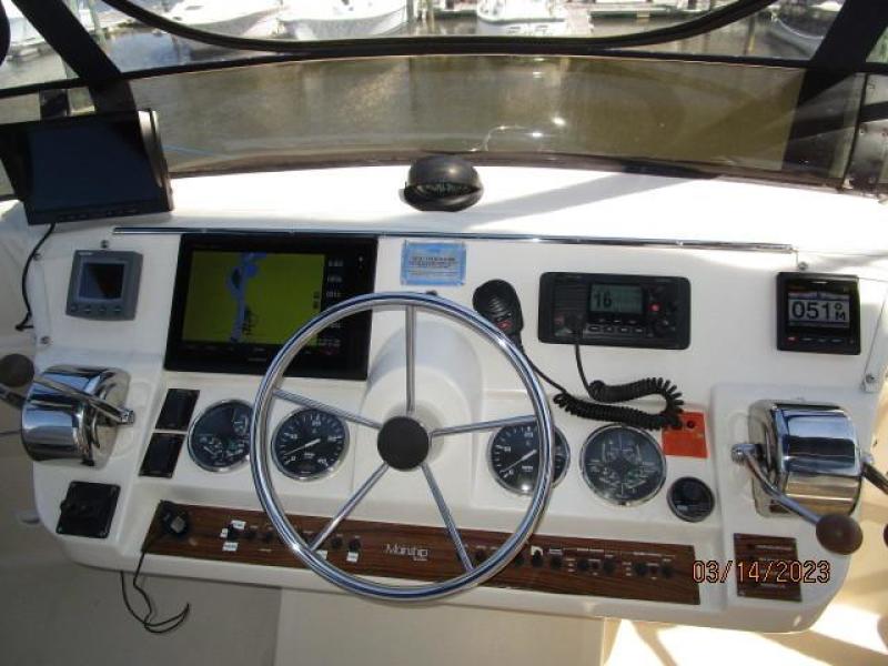 40' Mainship flybridge helm2