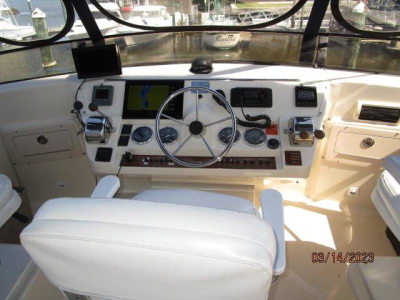 40' Mainship flybridge helm1