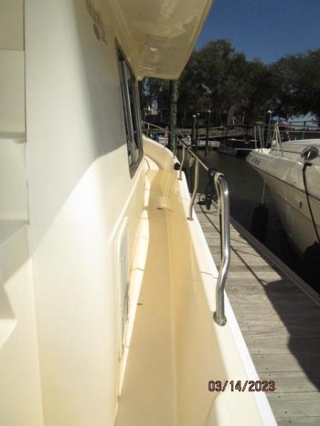 40' Mainship starboard side deck1