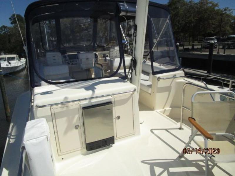 40' Mainship sundeck forward