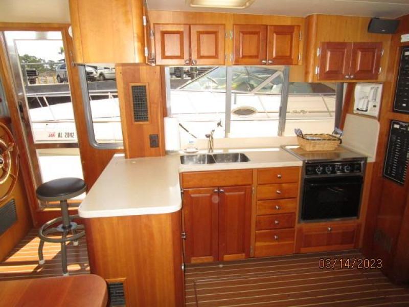 40' Mainship salon starboard