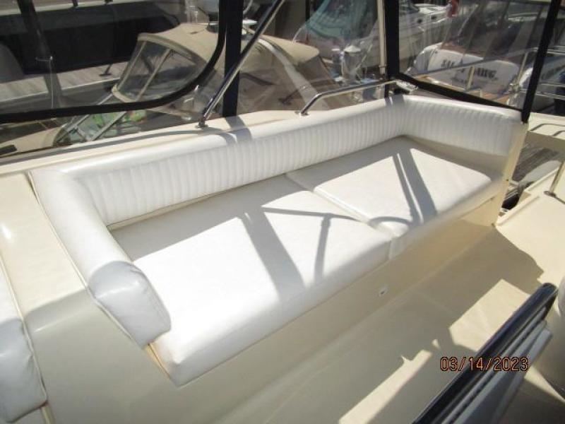 40' Mainship flybridge starboard seating