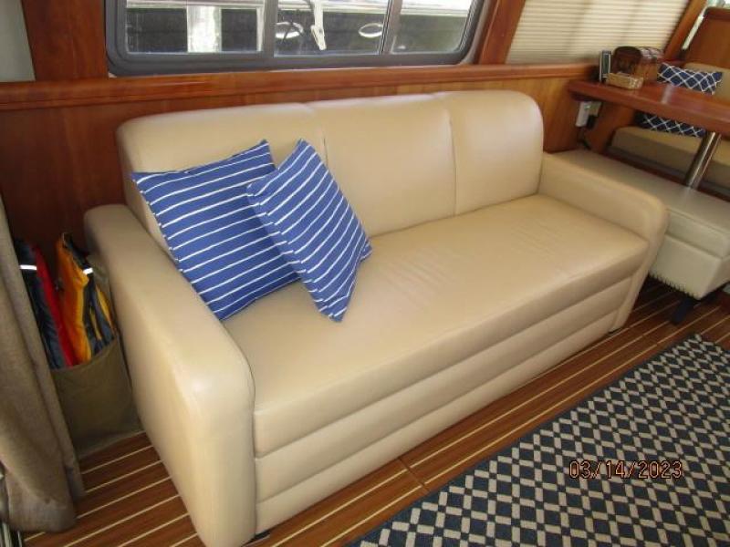 40' mainship salon port seating