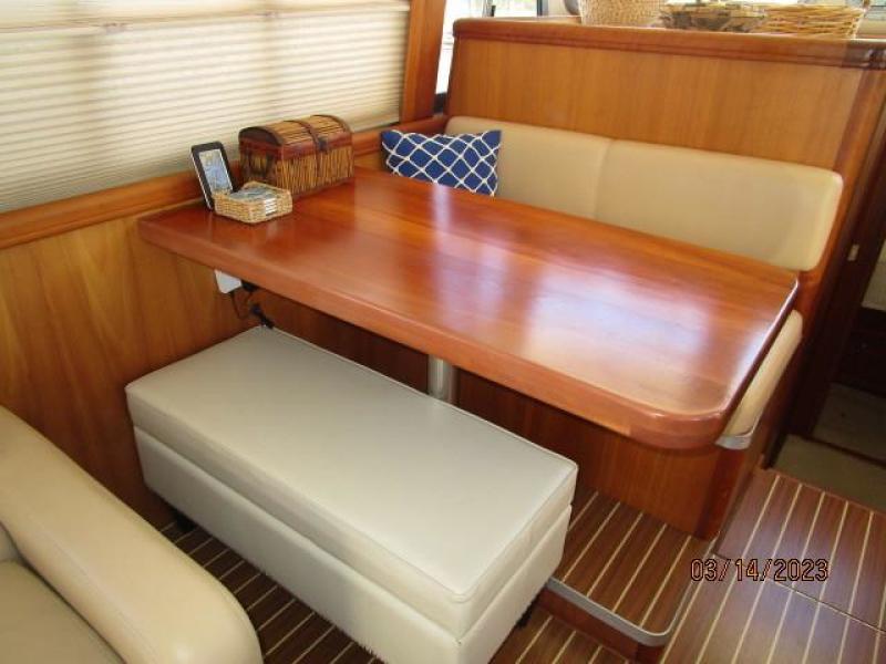 40' Mainship salon dinette2