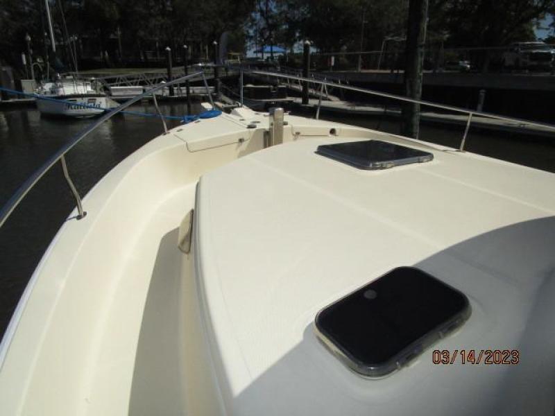 40' Mainship foredeck2