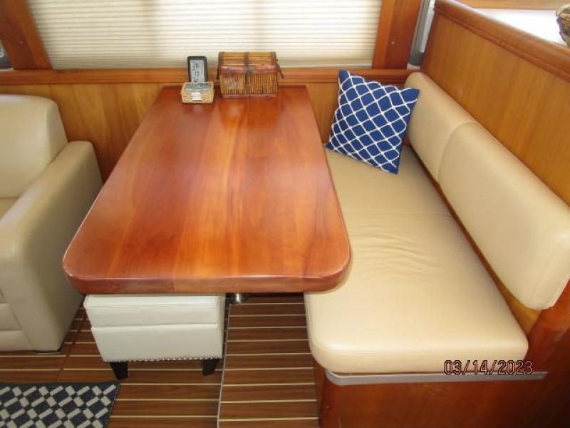 40' Mainship salon dinette1