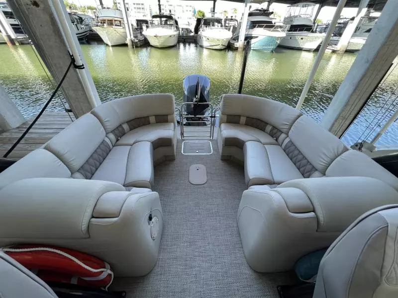 2019 25 Bennington QX Pontoon - Cockpit Seating