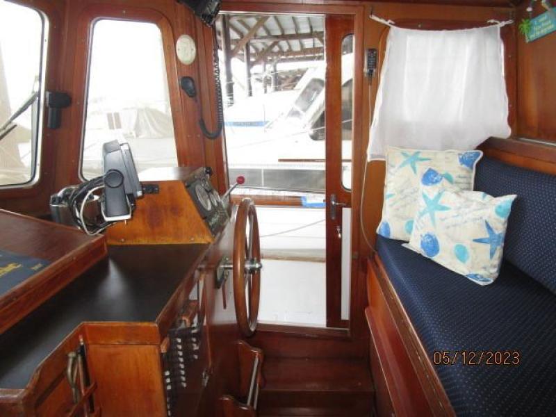 32' Eagle pilothouse starboard