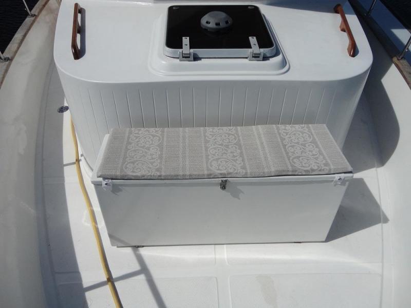 32' Eagle foredeck seating