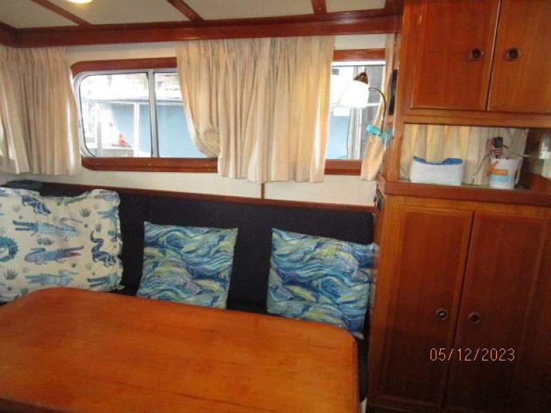 32' Eagle salon port