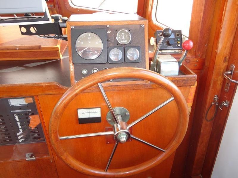 32' Eagle pilothouse helm2
