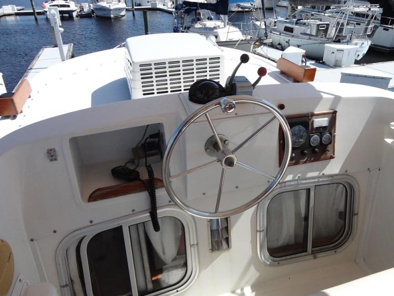 32' Eagle flybridge helm