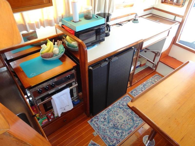 32' Eagle galley1