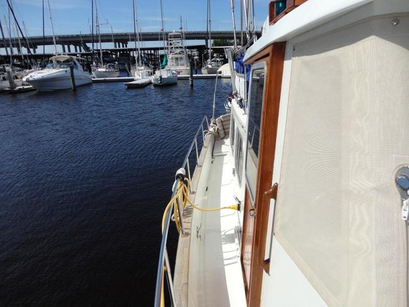 32' Eagle starboard side deck2