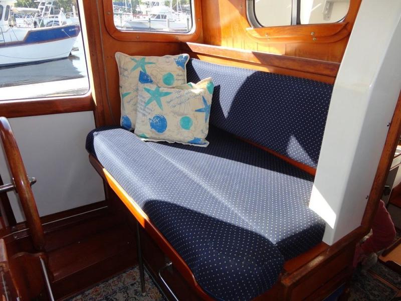 32' Eagle pilothouse helmseat1
