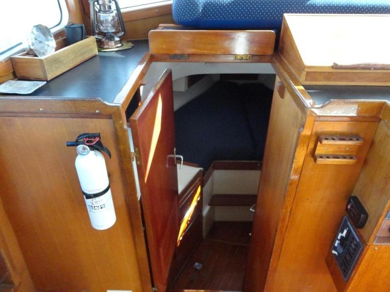 32' Eagle stateroom companionway
