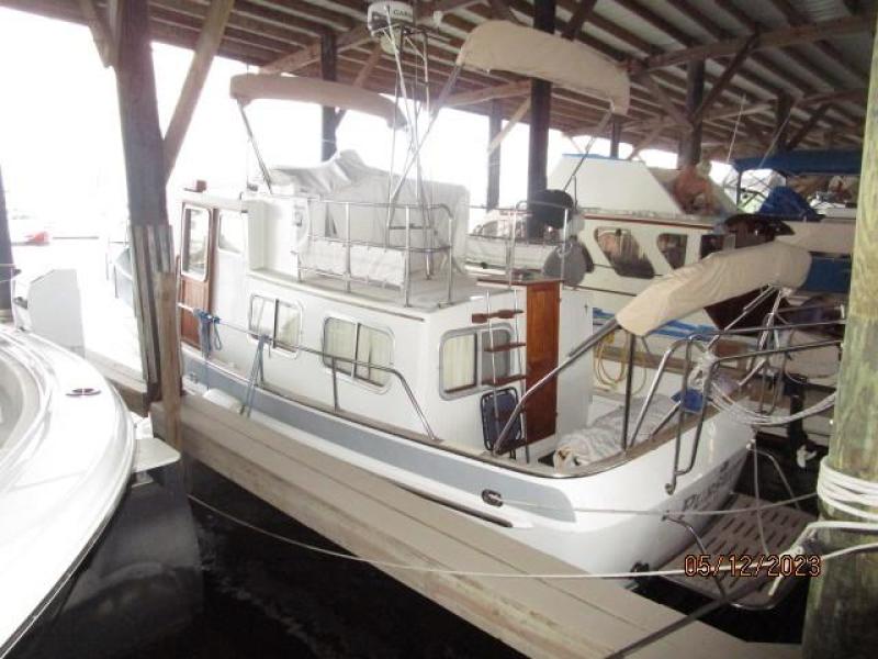 32' Eagle port aft profile