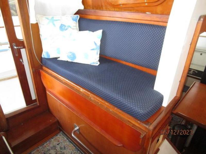 32' Eagle pilothouse helmseat2