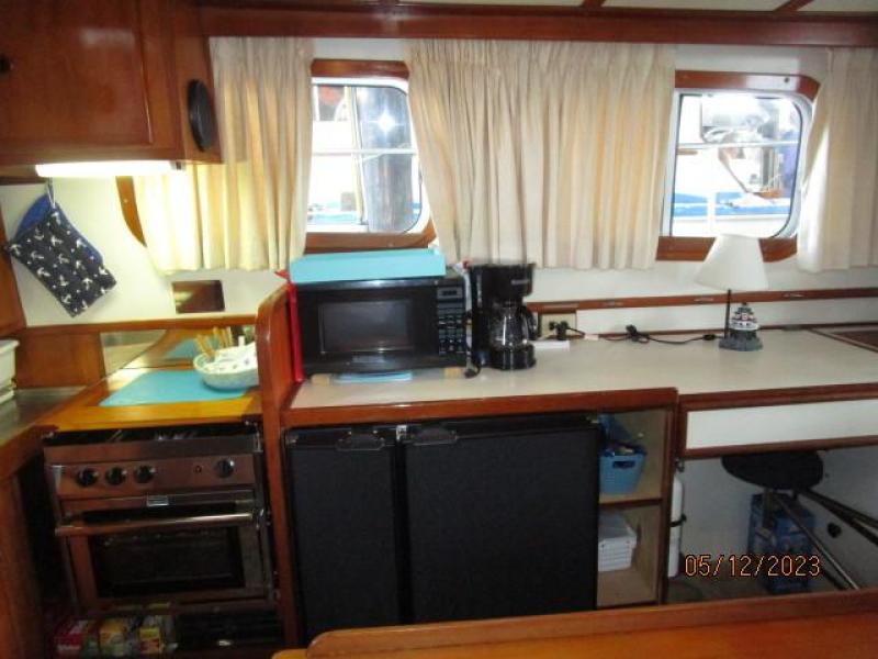 32' Eagle salon starboard