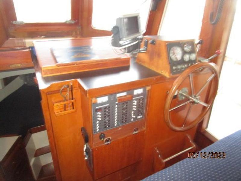 32' Eagle pilothouse helm1