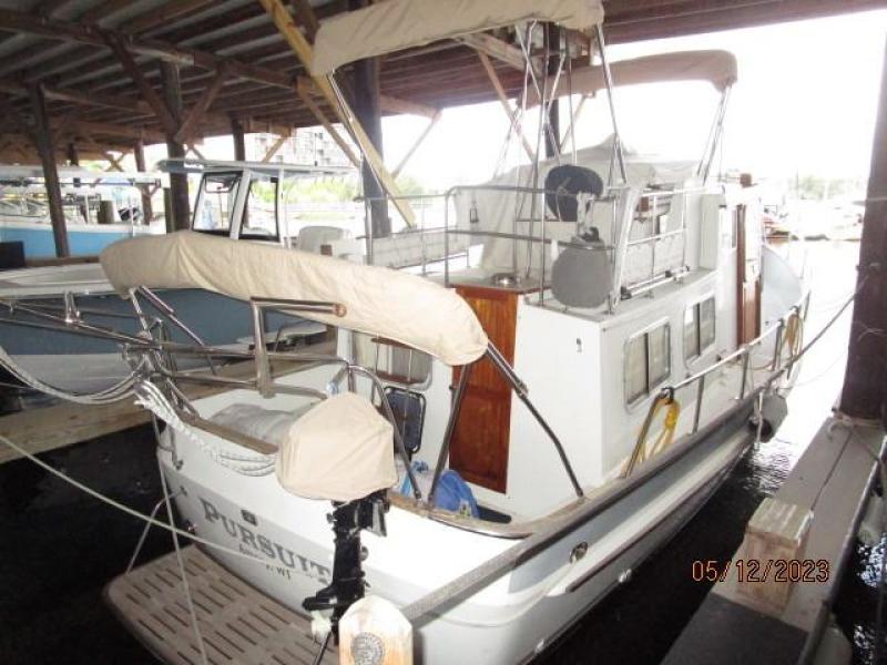 32' Eagle starboard aft profile